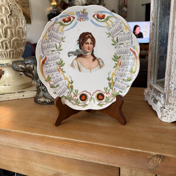 1910 Promotional Calander Plate with Wood stand - Picture 6 of 14